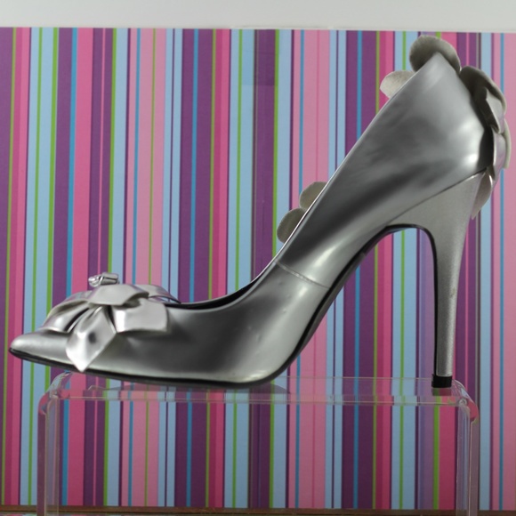 Roger Vivier Silver Leather Pumps - Picture 4 of 16